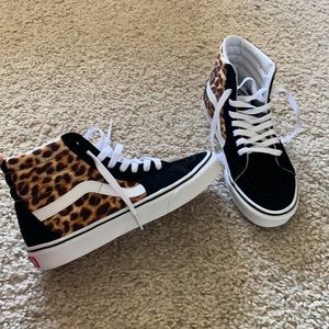 Brand new Vans Sk8-Hi leopard & true white high tops. Women’s size 7.5/men’s 6.0